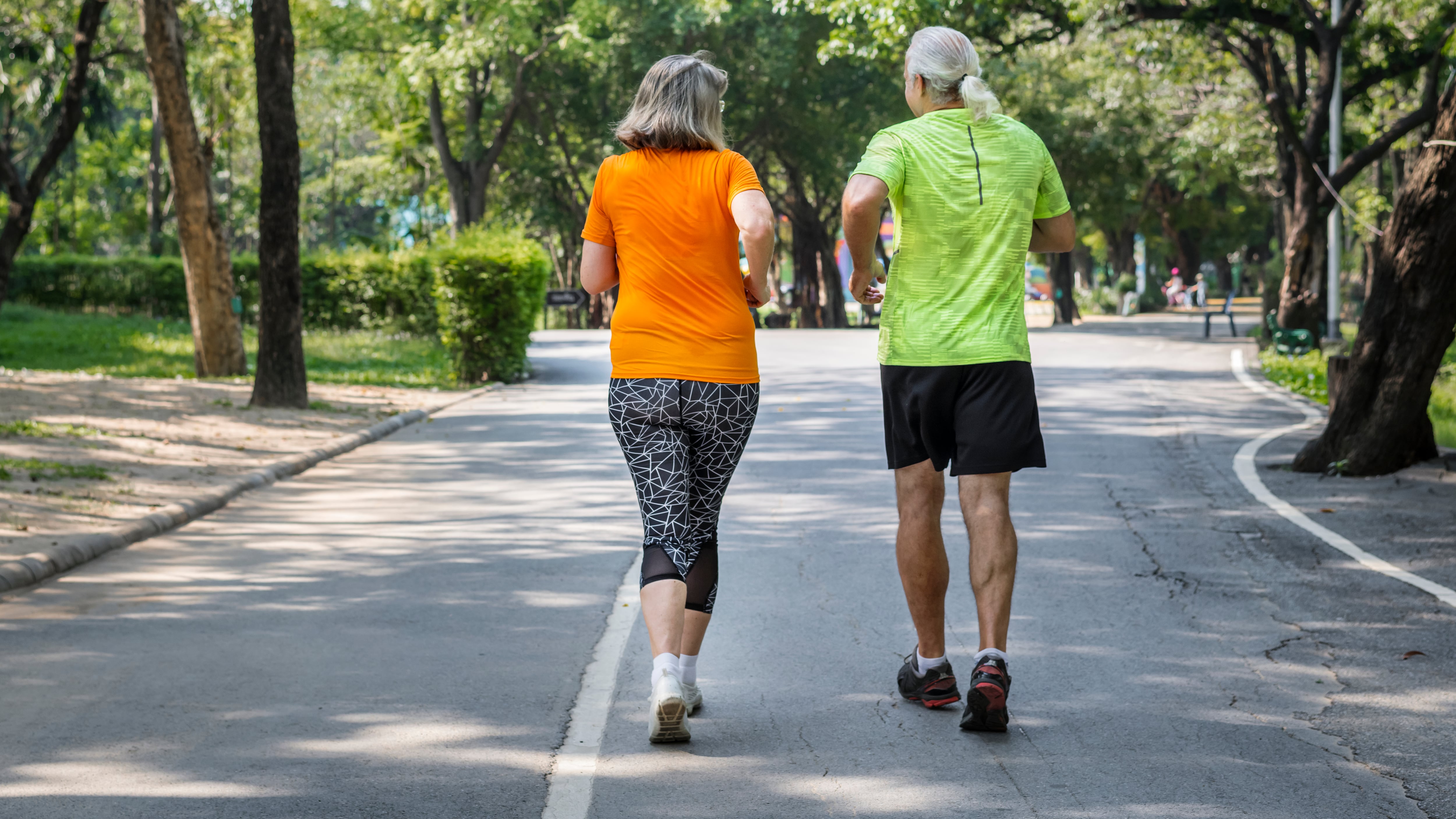 Una caminata larga puede aportar más beneficios que varias caminatas cortas, de acuerdo con un estudio. Foto: Freepik.