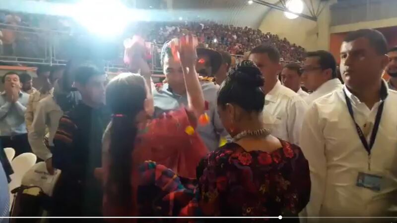 Presidente Jimmy Morales es “bañado” de pétalos por la esposa de Benedicto Lucas García