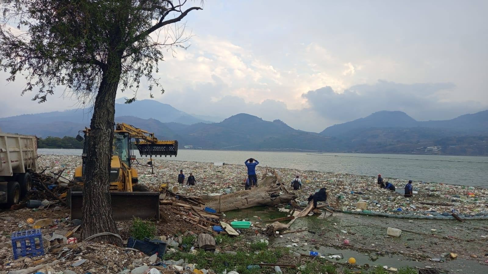 Limpieza en el lago de Amatitlán por personal de la Autoridad para el Manejo Sustentable de la Cuenca del Lago de Amatitlán.