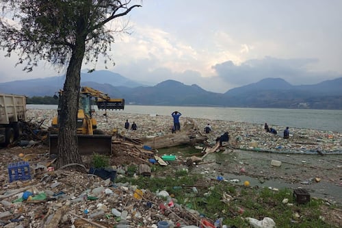 Primera lluvia del 2026 arrastró 200 camionadas de basura al lago de Amatitlán