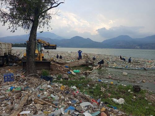 Primera lluvia del 2026 arrastró 200 camionadas de basura al lago de Amatitlán