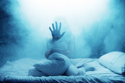 Soñar con personas fallecidas: ¿qué significa si la vemos viva o hablamos con ella?