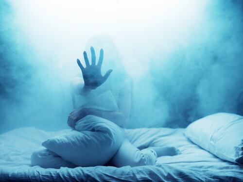 Soñar con personas fallecidas: ¿qué significa si la vemos viva o hablamos con ella?