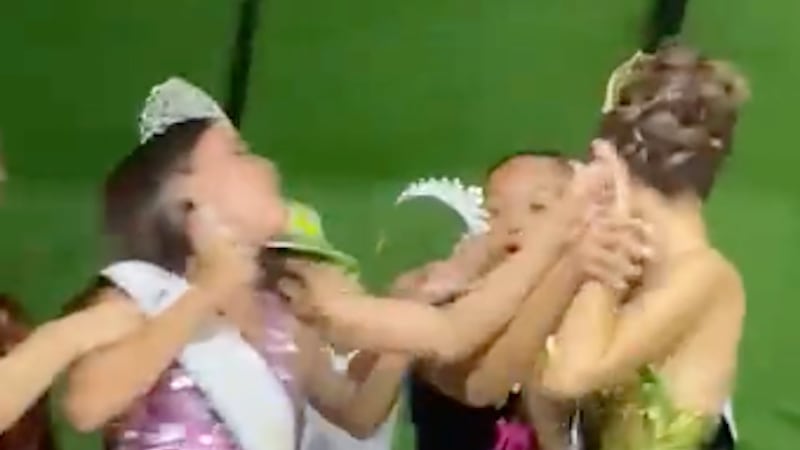 VIDEO. Agarra a golpes a su compañera tras perder famoso certamen de belleza