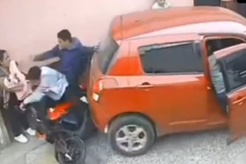 VIDEO. Conductor retrocede y atropella a motorista por colisión en Sacatepéquez