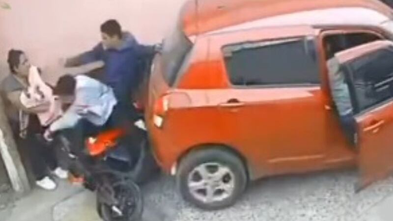 VIDEO. Conductor retrocede y atropella a motorista por colisión en Sacatepéquez