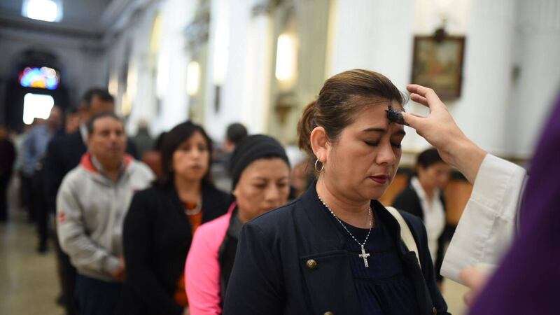 Fieles católicos inician la Cuaresma con la imposición de la cruz de ceniza