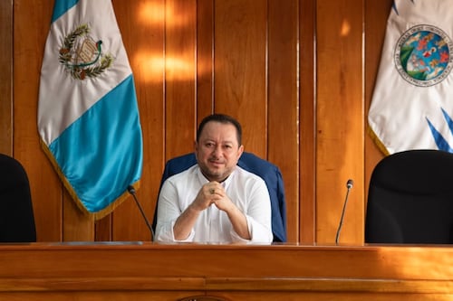 Juzgado suspende reelección de Walter Mazariegos como rector de la Usac