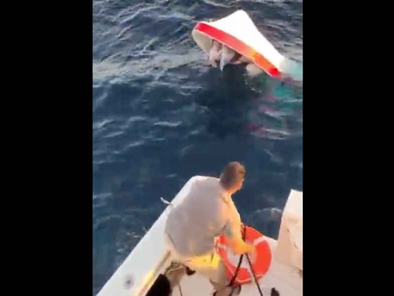 Rescatan a cuatro tripulantes de embarcación que naufragó en el Pacífico