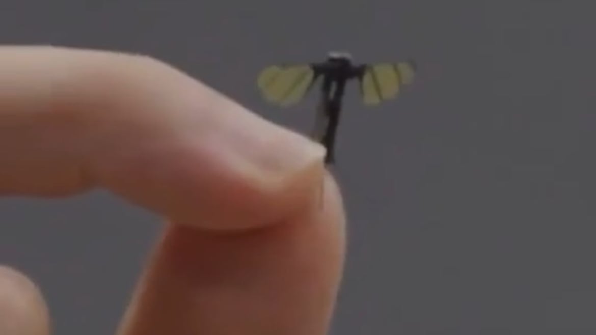 Ingenieros del EPL diseñaron un robot del tamaño de un mosquito para misiones de reconocimiento.