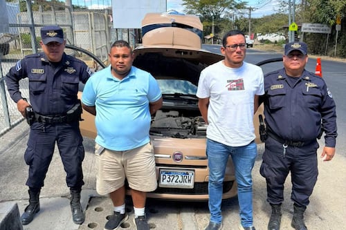 Dos guatemaltecos capturados en El Salvador con cocaína en el carro