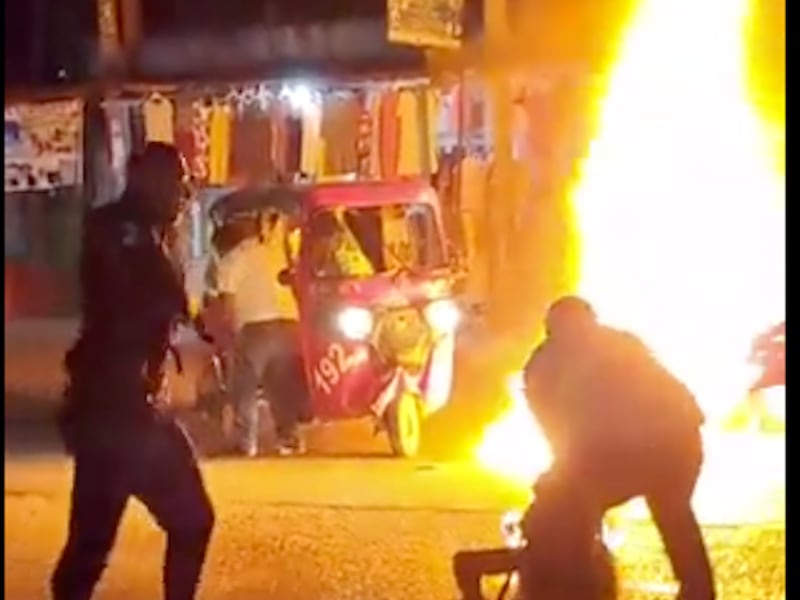 VIDEO. El dramático rescate de hombre atrapado en un mototaxi en llamas