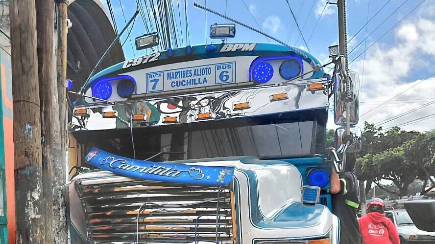 Un ataque armado contra un bus, se produjo la mañana de este sábado en la zona 4 de Villa Nueva, cerca del mercado de ese municipio. Foto: PMT de Villa Nueva.