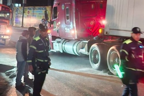 Tráfico en Boca del Monte por tráiler que se quedó varado por fallas mecánicas