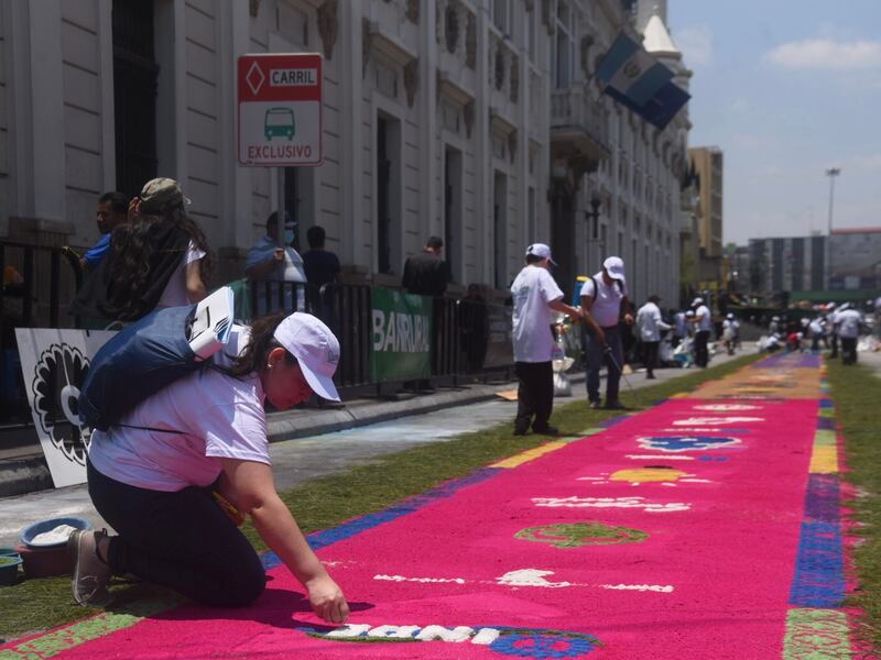 EN IMÁGENES. Guatemaltecos elaboran la alfombra más grande la de Ciudad