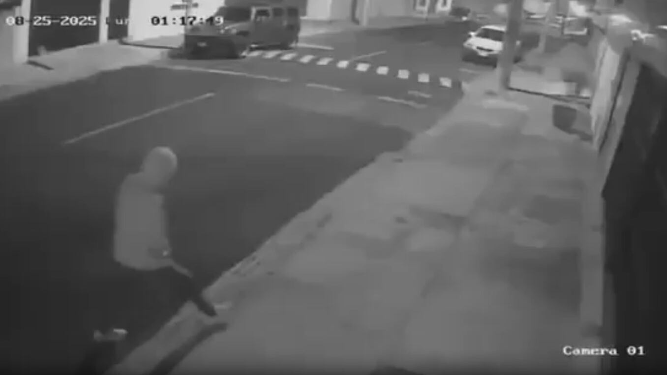 El hecho quedó grabado por una cámara de seguridad del sector. Foto: RRSS