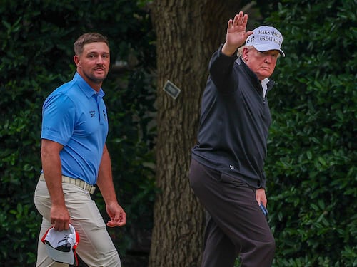 Acusan a Trump de usar viaje a Escocia para promocionar sus campos de golf: costo es de 10 millones de dólares