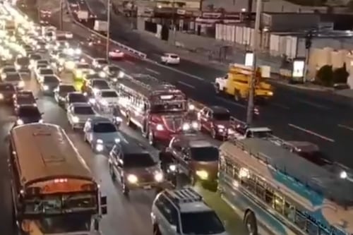 Tráfico tenso y complicado en la Aguilar Batres tras incendio de cableado eléctrico