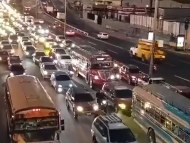 Tráfico tenso y complicado en la Aguilar Batres tras incendio de cableado eléctrico