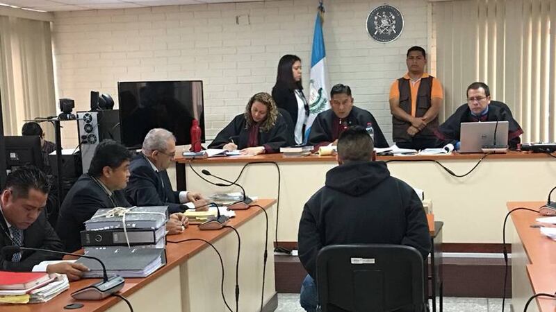 VIDEO. Capturan a persona que grababa con su teléfono en audiencia