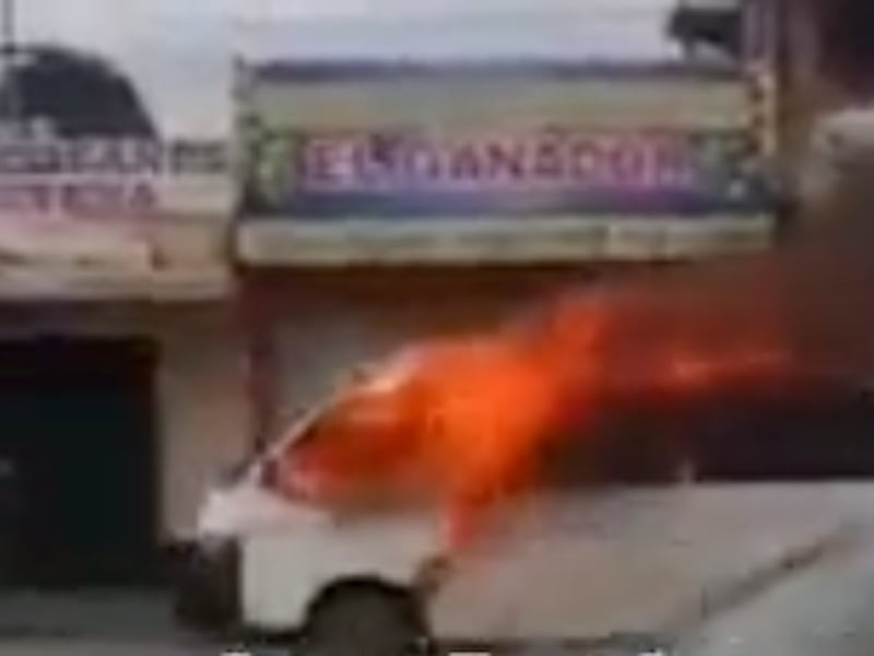 VIDEO. Piloto se lanza de microbús que se incendió