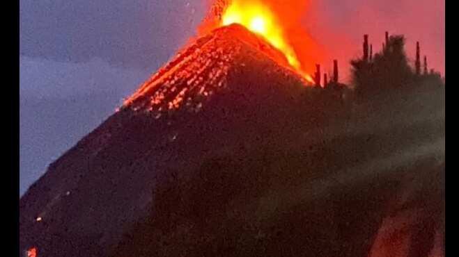 El volcán de Fuego está en actividad desde el jueves 5 de mayo de 2025.