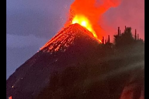 Erupción del volcán de Fuego provoca cierre de carretera, expulsión de ceniza y alerta