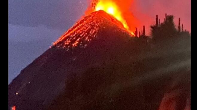El volcán de Fuego está en actividad desde el jueves 5 de mayo de 2025.