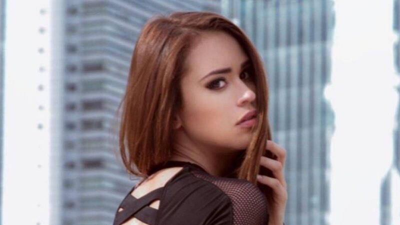 Yanet García se pasea en bicicleta con un atuendo traslúcido que dejó ver toda su ropa interior