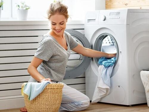 El secreto para lograr sacar la ropa de la lavadora sin que esté arrugada