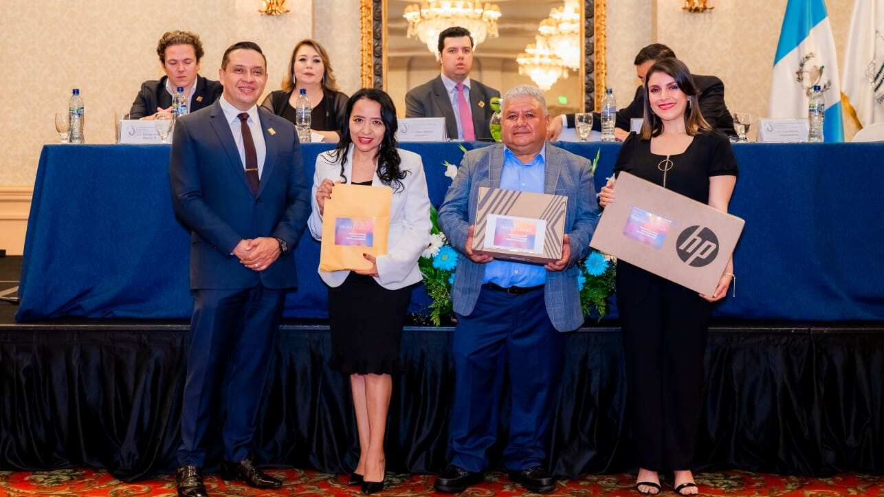 La Cámara Guatemalteca de Periodismo premió a los tres primeros lugares y otorgó 12 menciones honoríficas. Fotos: CGP.