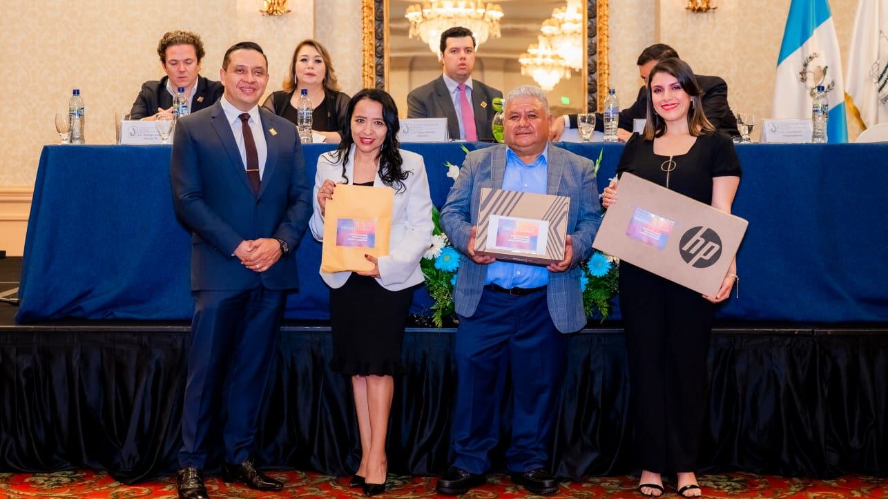 La Cámara Guatemalteca de Periodismo premió a los tres primeros lugares y otorgó 12 menciones honoríficas. Fotos: CGP.