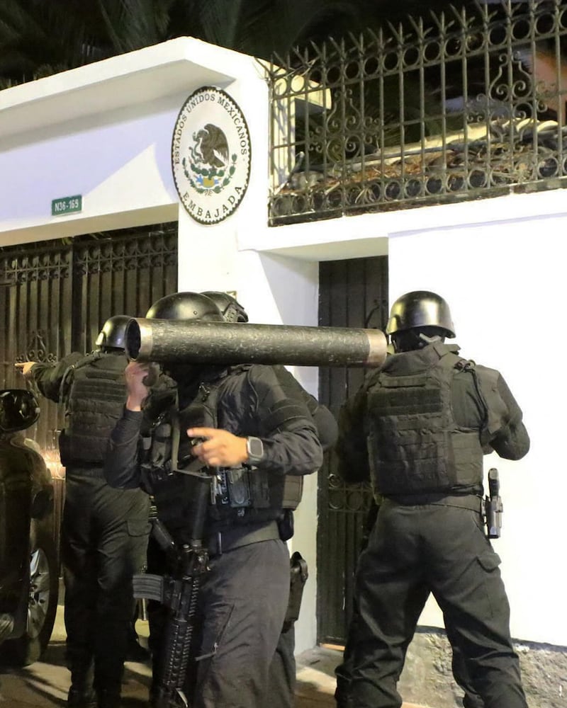 México rompe lazos diplomáticos con Ecuador