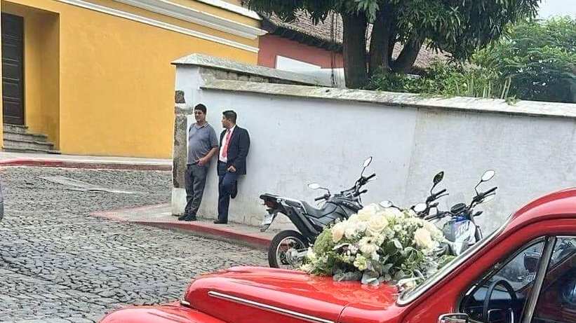 PMT de la Antigua le coloca cepo al auto que esperaba a los novios.