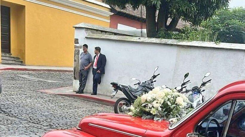 PMT de la Antigua le coloca cepo al auto que esperaba a los novios.