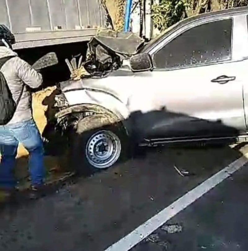 Debido al accidente empiezan a presentarse complicaciones con el tráfico en ambos sentidos.
