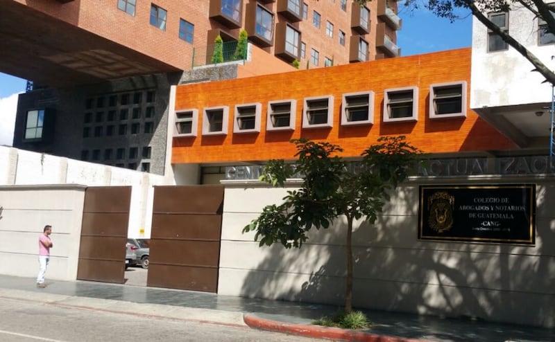 Sede electoral del Colegio de Abogados.