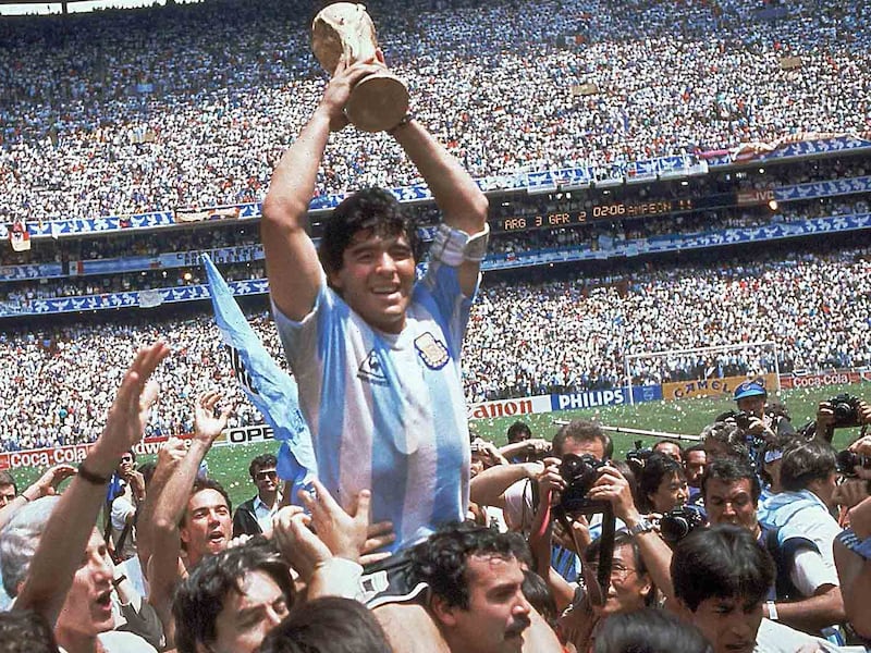 FIFA organizó un homenaje a Maradona y otras leyendas del futbol en el sorteo del Mundial