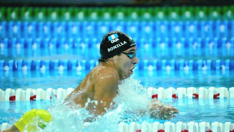 Roberto Bonilla impuso nuevo récord en 200 metros pecho y se clasificó para los Panamericanos de Lima 2027. Foto: COG.