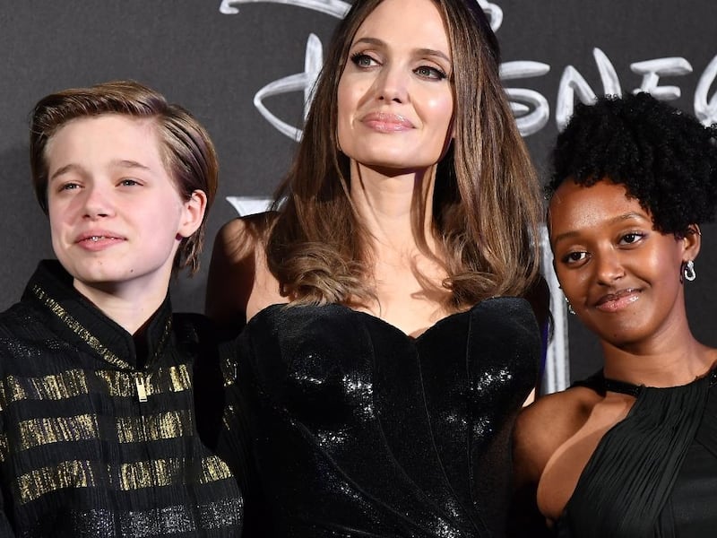 Shiloh, la hija transgénero de Angelina Jolie reaparece con larga cabellera y un look distinto