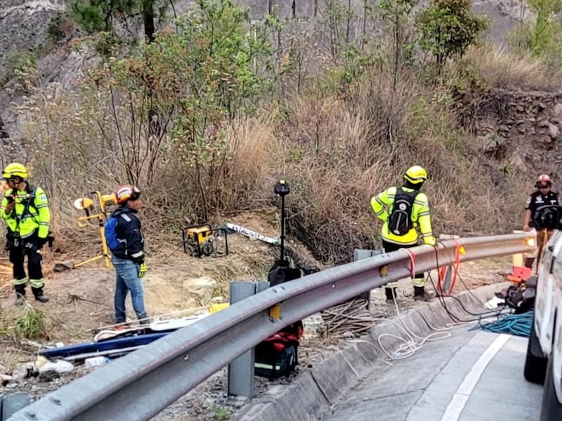 Tragedia en ruta Tecpán-Quiché: bus cae a barranco y deja varios fallecidos