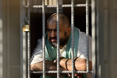 VIDEO. Así fue trasladado “El Lobo” y otros reclusos del Barrio 18 a sus nuevas celdas