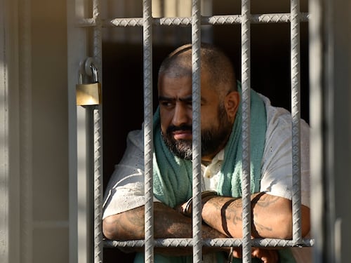 VIDEO. Así fue trasladado “El Lobo” y otros reclusos del Barrio 18 a sus nuevas celdas