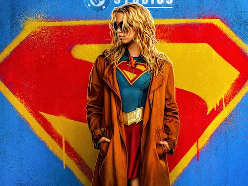 Lanzan primer tráiler de Supergirl con Jason Momoa como un villano brutal