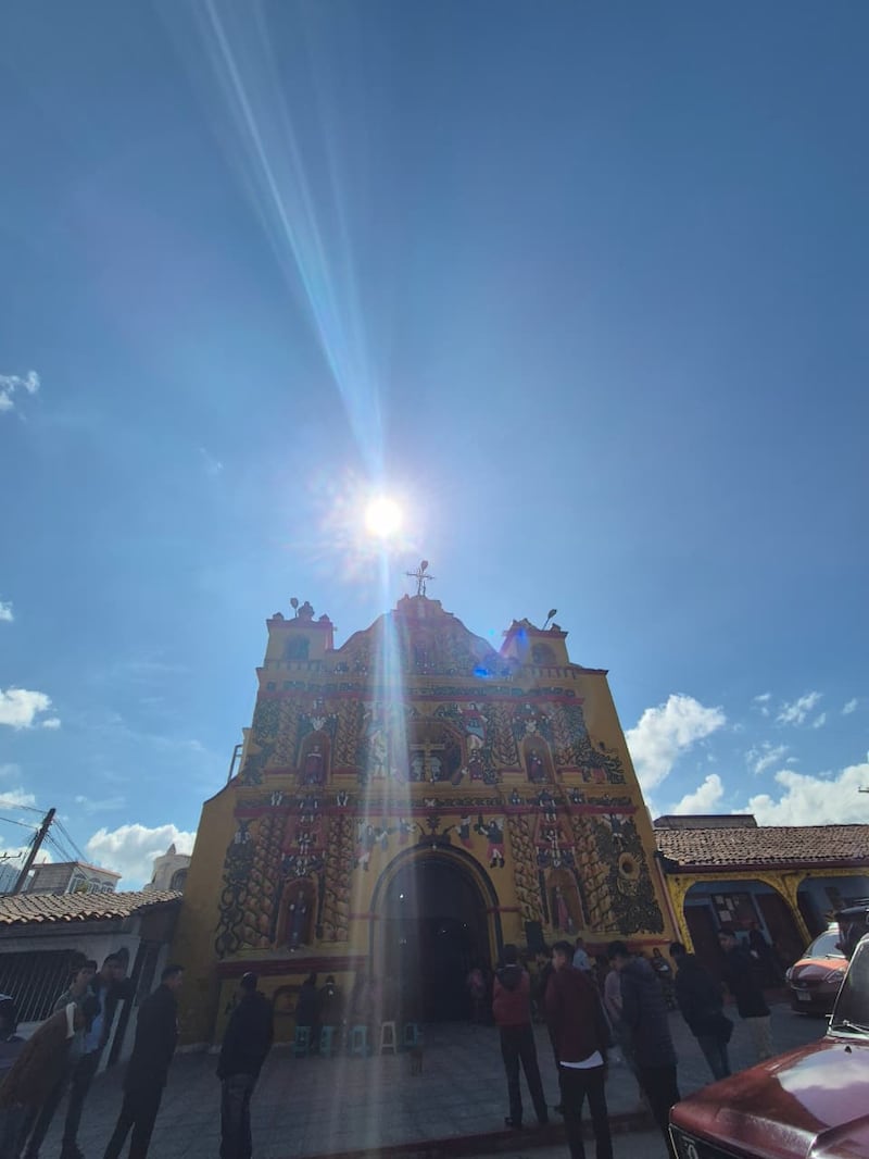 La iglesia de San Andrés Xecul está ubicada en la zona este del municipio, justamente el lugar por donde sale el sol, reforzando su vínculo con la espiritualidad maya, que considera el sol como símbolo de renovación y vida. Roxana Tocay