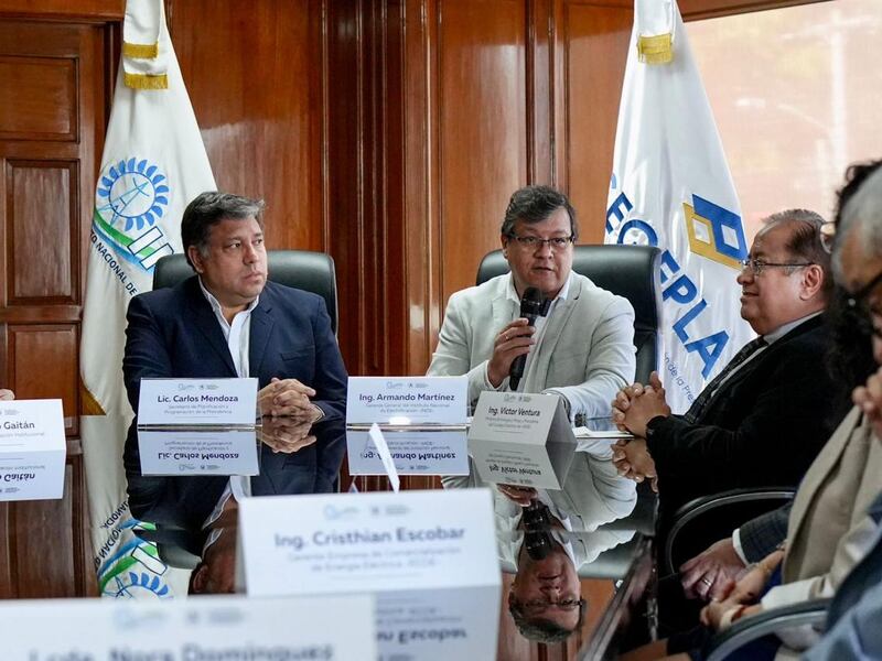 Firman convenio para acelerar electrificación rural en Guatemala