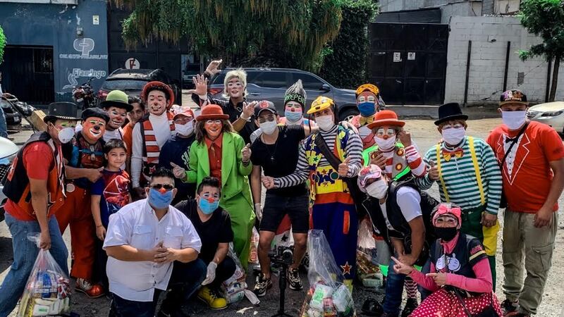 Payasos y standuperos guatemaltecos ayudan con víveres a personas afectadas por el COVID-19