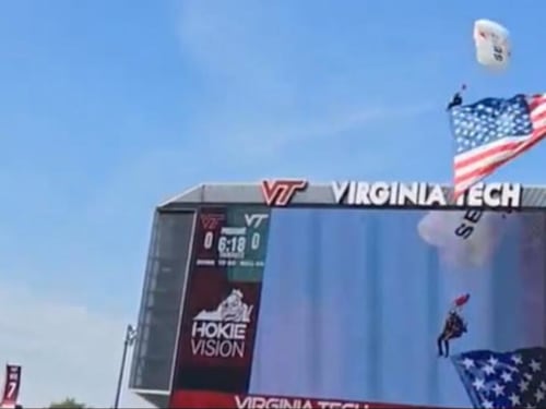 VIDEO. Paracaidista choca contra una pantalla gigante en Virginia, Estados Unidos