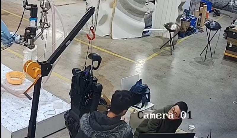 Un robot en China se salió de control durante una prueba y terminó golpeando a dos ingenieros