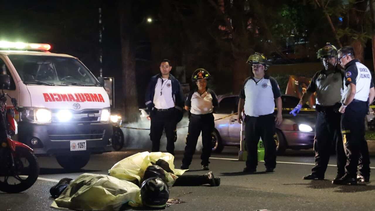 Dos hombres quienes se conducían a bordo de una motocicleta resultaron con múltiples heridas de bala. Foto: CBV